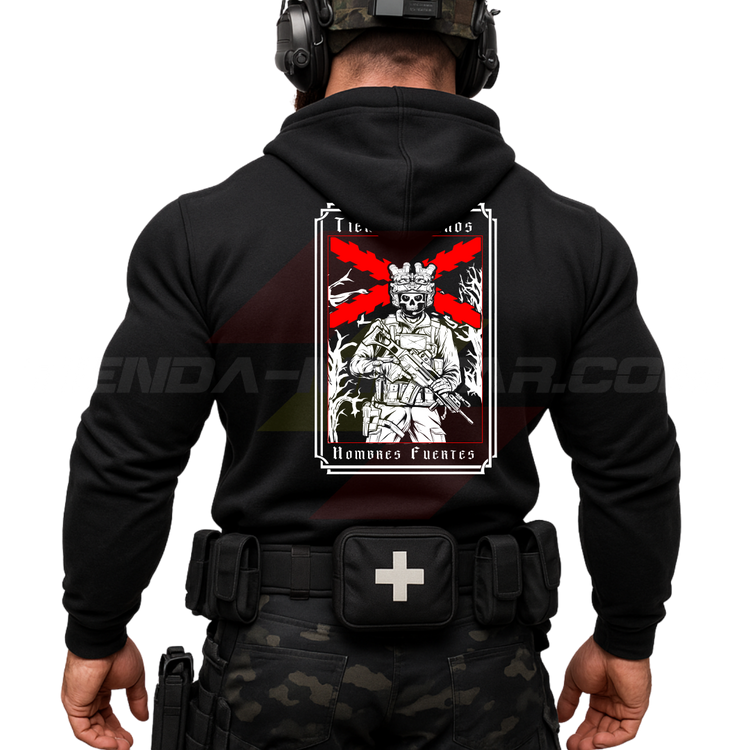 Parte TRASERA de un Guerrero Hispano moderno con una sudadera hecha en ALGODÓN PREMIUM en color NEGRO de Depredador Hispano con la bandera de la Cruz de Borgoña ROJA, un soldado moderno con casco y fusil táctico, y lleva la frase “TIEMPOS DUROS, HOMBRES FUERTES”. Ropa militar de alto rendimiento con diseño reivindicativo de poder hispano.
