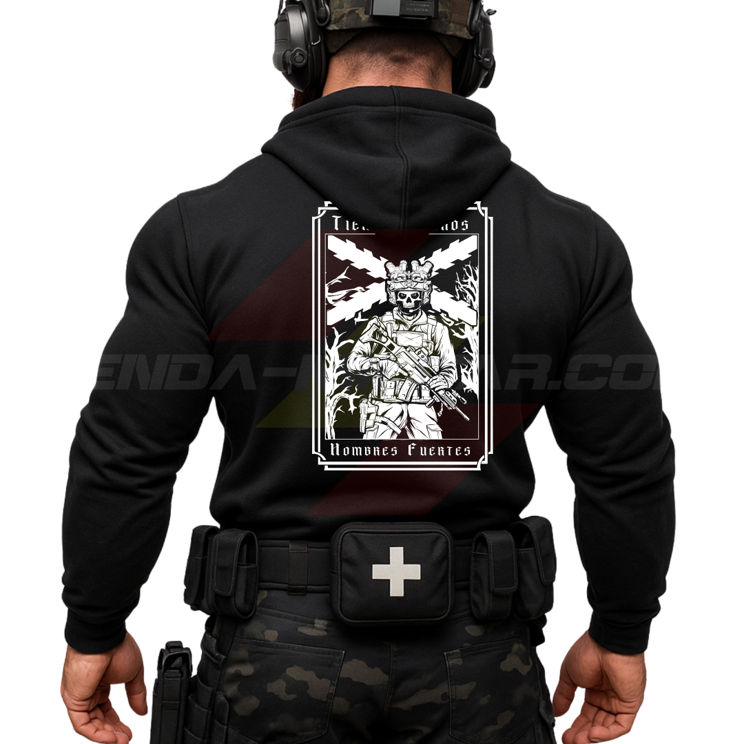 Parte TRASERA de un Guerrero Hispano moderno con una sudadera hecha en ALGODÓN PREMIUM en color NEGRO de Depredador Hispano con la bandera de la Cruz de Borgoña BLANCA, un soldado moderno con casco y fusil táctico, y lleva la frase “TIEMPOS DUROS, HOMBRES FUERTES”. Ropa militar de alto rendimiento con diseño reivindicativo de poder hispano.