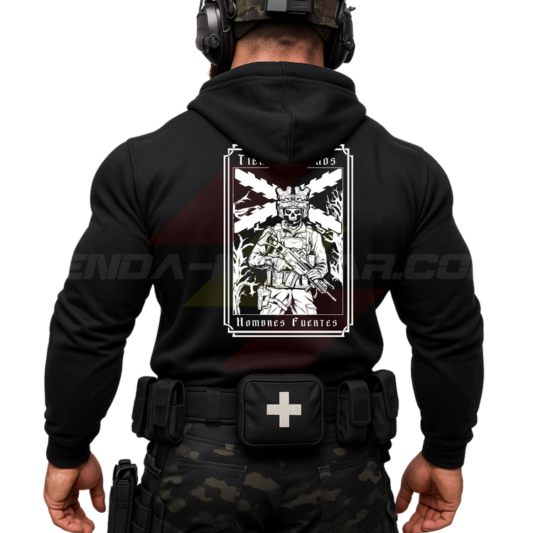 Parte TRASERA de un Guerrero Hispano moderno con una sudadera hecha en ALGODÓN PREMIUM en color NEGRO de Depredador Hispano con la bandera de la Cruz de Borgoña BLANCA, un soldado moderno con casco y fusil táctico, y lleva la frase “TIEMPOS DUROS, HOMBRES FUERTES”. Ropa militar de alto rendimiento con diseño reivindicativo de poder hispano.