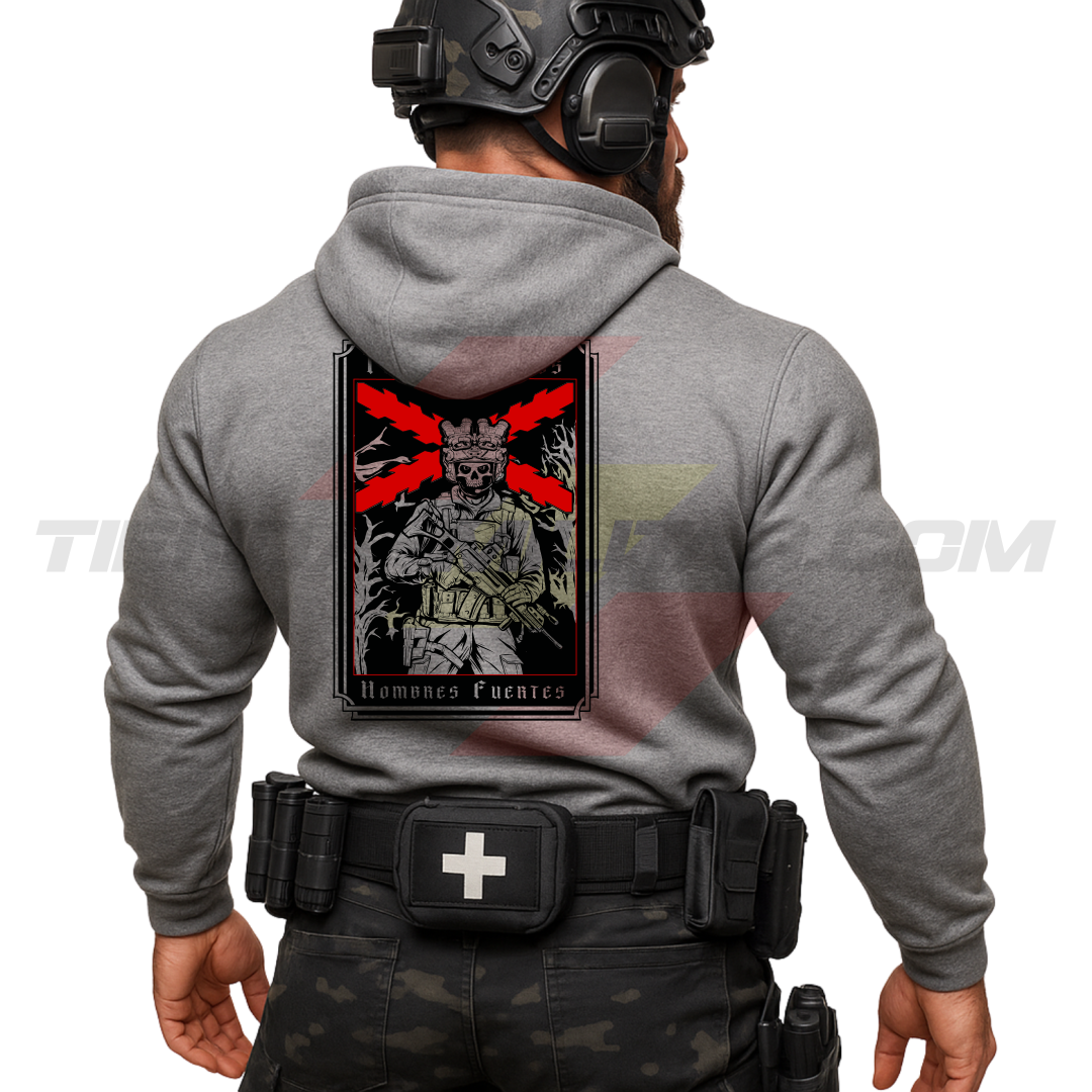 Parte TRASERA de un Guerrero Hispano moderno con una sudadera hecha en ALGODÓN PREMIUM en color GRIS de Depredador Hispano con la bandera de la Cruz de Borgoña ROJA, un soldado moderno con casco y fusil táctico, y lleva la frase “TIEMPOS DUROS, HOMBRES FUERTES”. Ropa militar de alto rendimiento con diseño reivindicativo de poder hispano.
