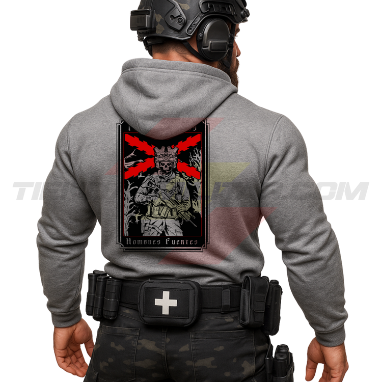 Parte TRASERA de un Guerrero Hispano moderno con una sudadera hecha en ALGODÓN PREMIUM en color GRIS de Depredador Hispano con la bandera de la Cruz de Borgoña ROJA, un soldado moderno con casco y fusil táctico, y lleva la frase “TIEMPOS DUROS, HOMBRES FUERTES”. Ropa militar de alto rendimiento con diseño reivindicativo de poder hispano.
