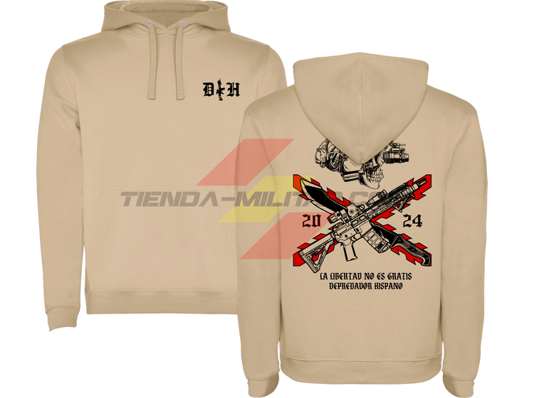 SUDADERA ALGODÓN PREMIUM en color ARIDA de Depredador Hispano.

En su parte DELANTERA las iniciales de Depredador Hispano y un fusil táctico en posición vertical.

En la parte TRASERA la bandera de la Cruz de Borgoña, casco y fusil táctico moderno y machete, y el lema de:
La Libertad No es Gratis.