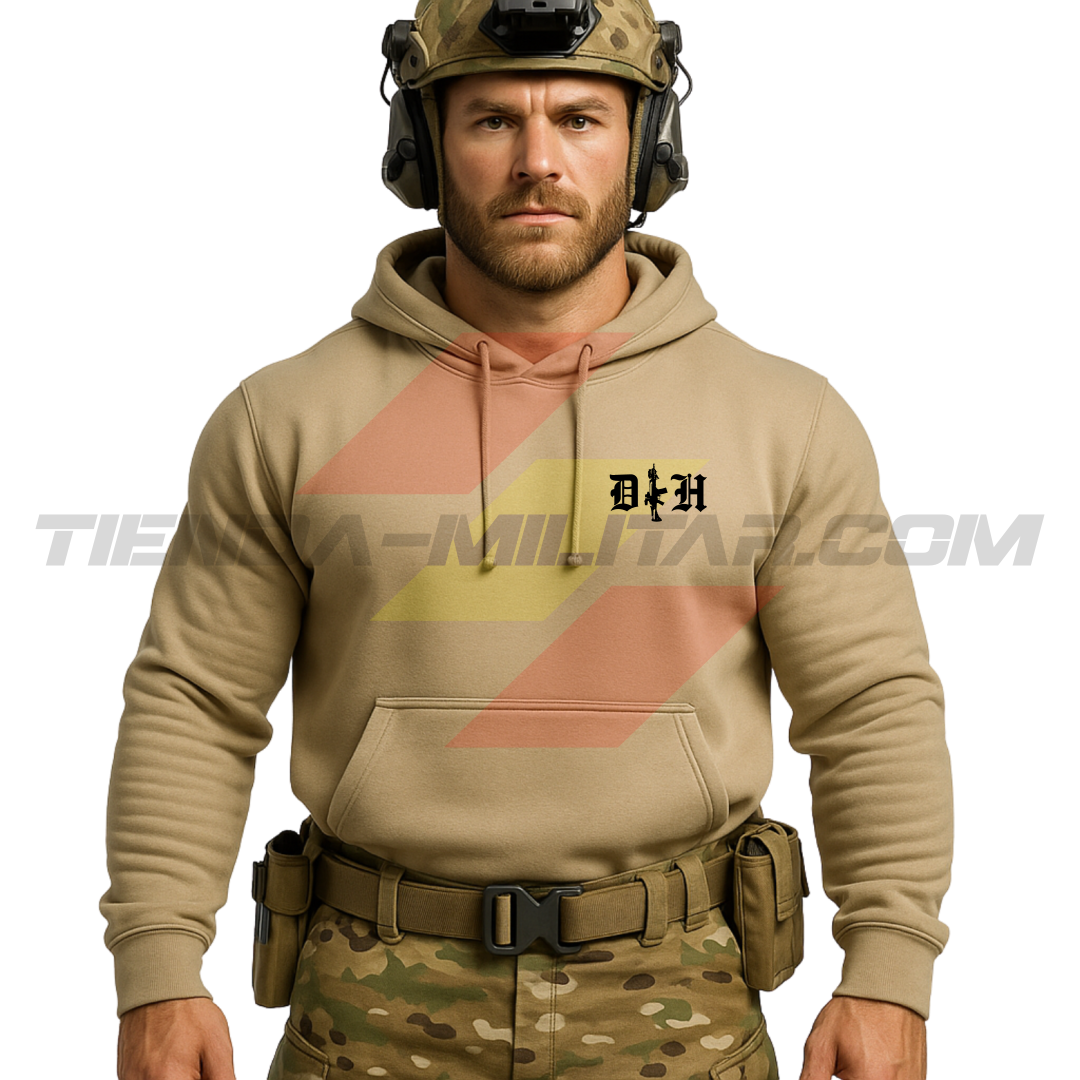 Parte DELANTERA de un Guerrero Hispano moderno con una sudadera hecha en ALGODÓN PREMIUM en color ARENA y con las iniciales de Depredador Hispano y un fusil táctico en posición vertical.