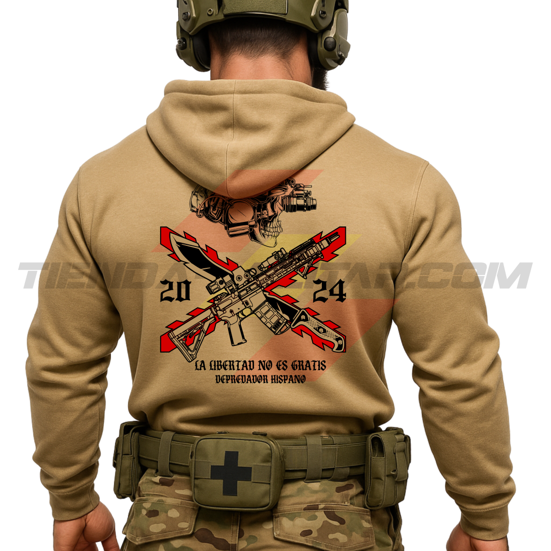 Parte TRASERA de un Guerrero Hispano moderno con una sudadera hecha en ALGODÓN PREMIUM en color ARENA de Depredador Hispano con la bandera de la Cruz de Borgoña, casco y fusil táctico moderno y machete, La Libertad No es Gratis.