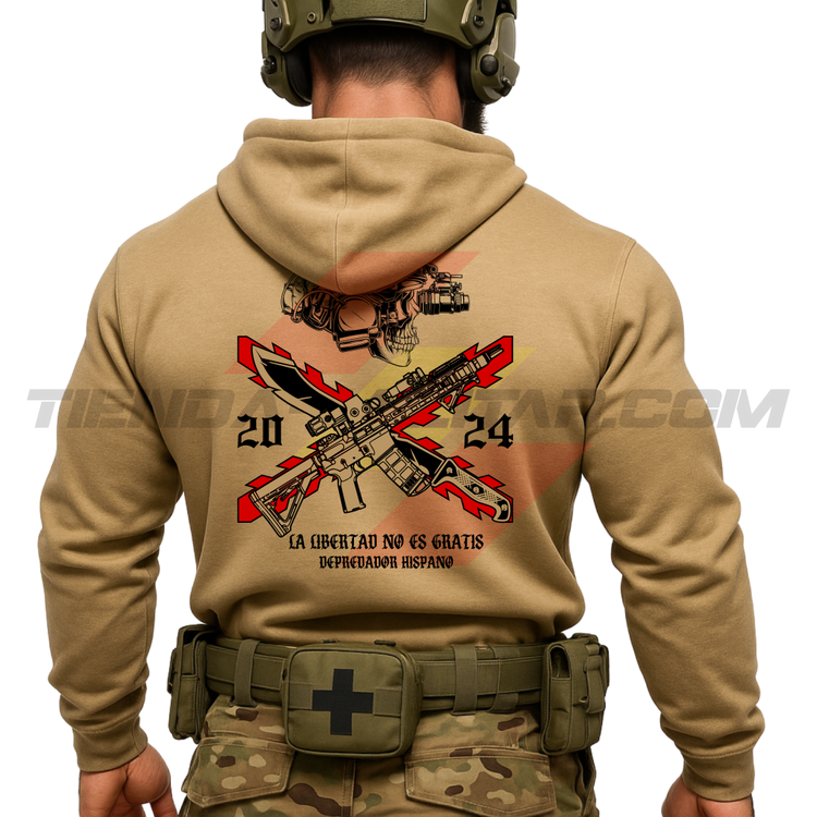 Parte TRASERA de un Guerrero Hispano moderno con una sudadera hecha en ALGODÓN PREMIUM en color ARENA de Depredador Hispano con la bandera de la Cruz de Borgoña, casco y fusil táctico moderno y machete, La Libertad No es Gratis.