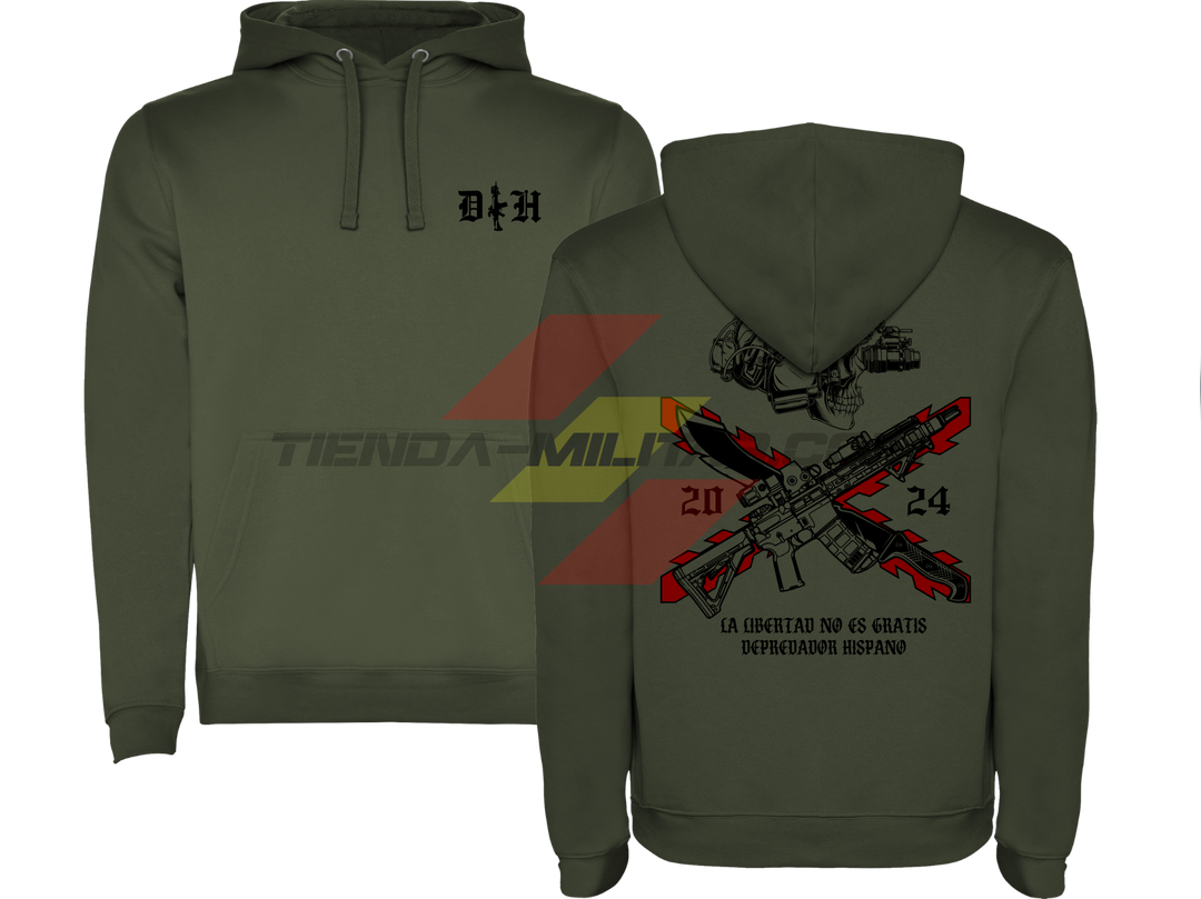 SUDADERA ALGODÓN PREMIUM en color VERDE MILITAR de Depredador Hispano.

En su parte DELANTERA las iniciales de Depredador Hispano y un fusil táctico en posición vertical.

En la parte TRASERA la bandera de la Cruz de Borgoña, casco y fusil táctico moderno y machete, y el lema de:
La Libertad No es Gratis.