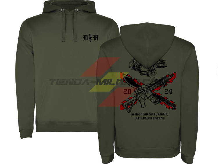 SUDADERA ALGODÓN PREMIUM en color VERDE MILITAR de Depredador Hispano.

En su parte DELANTERA las iniciales de Depredador Hispano y un fusil táctico en posición vertical.

En la parte TRASERA la bandera de la Cruz de Borgoña, casco y fusil táctico moderno y machete, y el lema de:
La Libertad No es Gratis.