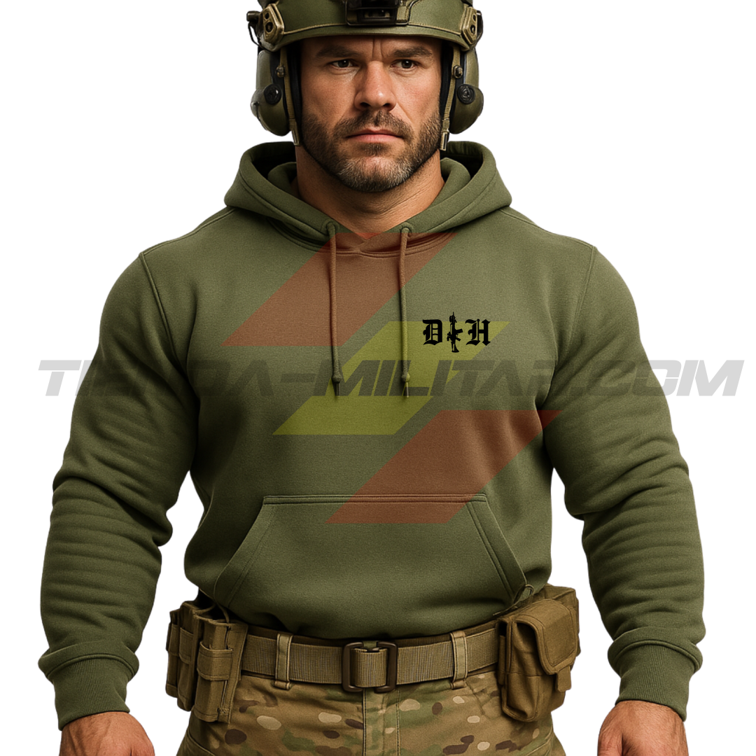 Parte DELANTERA de un Guerrero Hispano moderno con una sudadera hecha en ALGODÓN PREMIUM en color VERDE MILITAR y con las iniciales de Depredador Hispano y un fusil táctico en posición vertical.