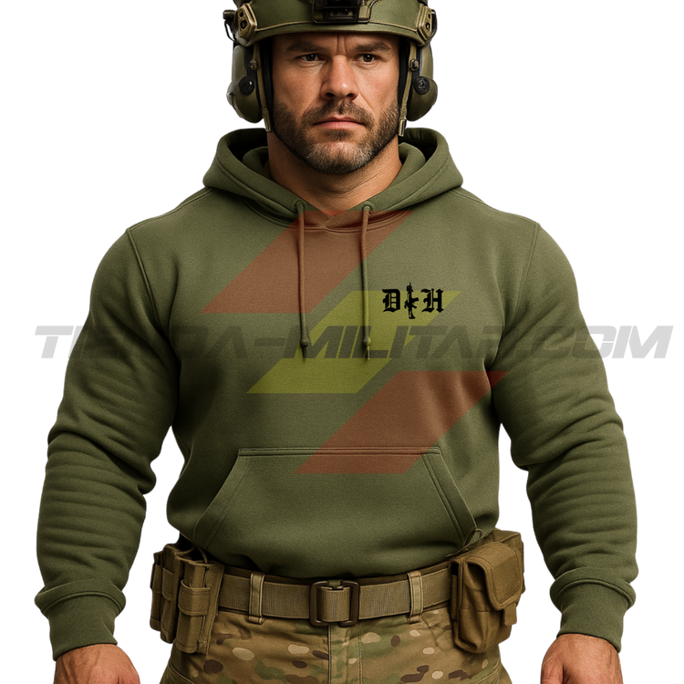 Parte DELANTERA de un Guerrero Hispano moderno con una sudadera hecha en ALGODÓN PREMIUM en color VERDE MILITAR y con las iniciales de Depredador Hispano y un fusil táctico en posición vertical.
