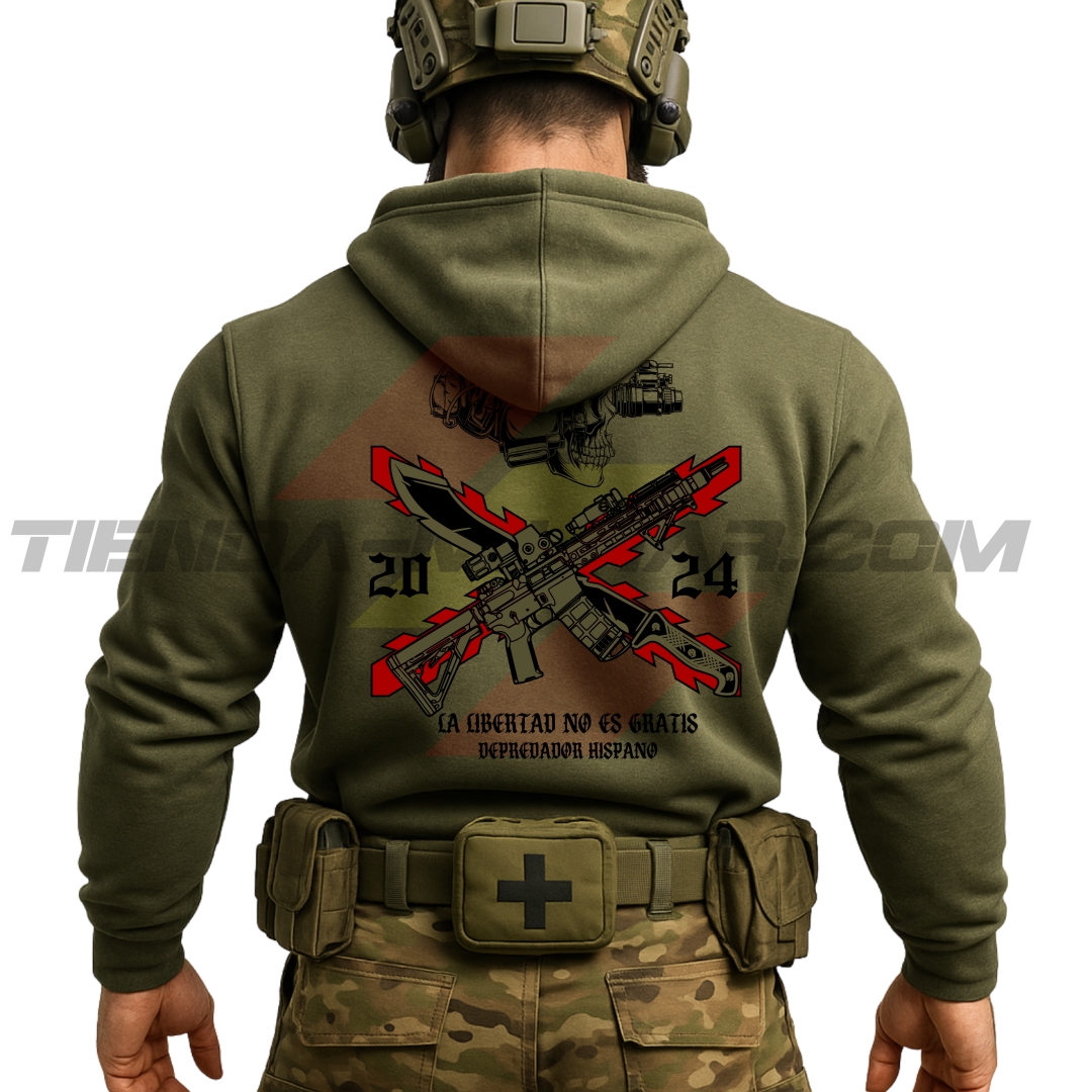 Parte TRASERA de un Guerrero Hispano moderno con una sudadera hecha en ALGODÓN PREMIUM en color NEGRO de Depredador Hispano con la bandera de la Cruz de Borgoña, casco y fusil táctico moderno y machete, La Libertad No es Gratis.