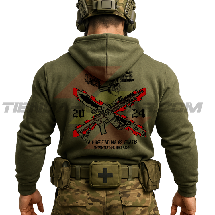 Parte TRASERA de un Guerrero Hispano moderno con una sudadera hecha en ALGODÓN PREMIUM en color NEGRO de Depredador Hispano con la bandera de la Cruz de Borgoña, casco y fusil táctico moderno y machete, La Libertad No es Gratis.