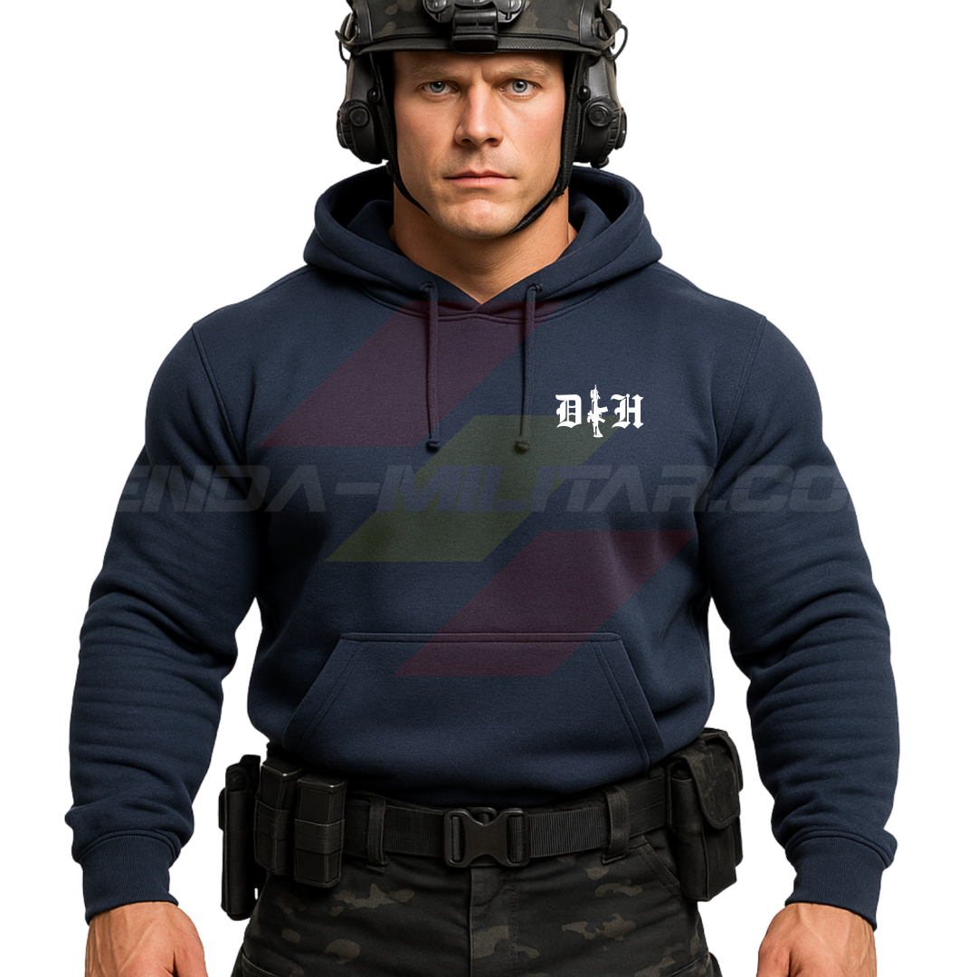Parte DELANTERA de un Guerrero Hispano moderno con una sudadera hecha en ALGODÓN PREMIUM en color AZUL MARINO y con las iniciales de Depredador Hispano y un fusil táctico en posición vertical.