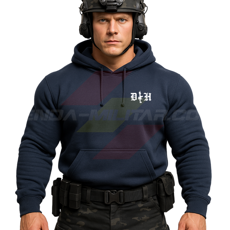 Parte DELANTERA de un Guerrero Hispano moderno con una sudadera hecha en ALGODÓN PREMIUM en color AZUL MARINO y con las iniciales de Depredador Hispano y un fusil táctico en posición vertical.
