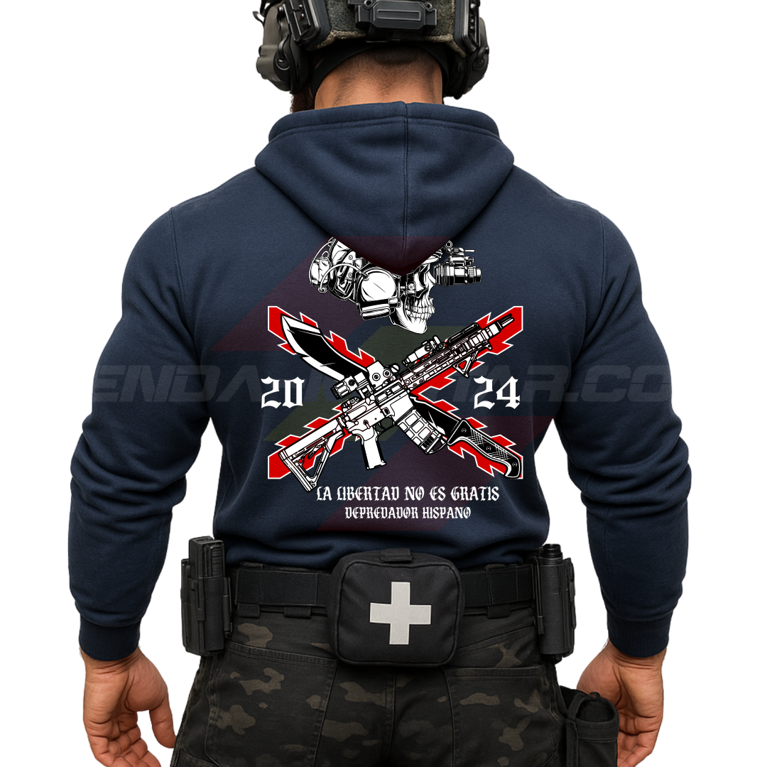 Parte TRASERA de un Guerrero Hispano moderno con una sudadera hecha en ALGODÓN PREMIUM en color NEGRO de Depredador Hispano con la bandera de la Cruz de Borgoña, casco y fusil táctico moderno y machete, La Libertad No es Gratis.