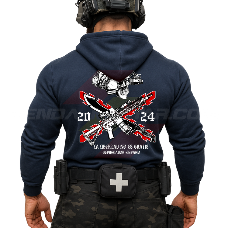 Parte TRASERA de un Guerrero Hispano moderno con una sudadera hecha en ALGODÓN PREMIUM en color NEGRO de Depredador Hispano con la bandera de la Cruz de Borgoña, casco y fusil táctico moderno y machete, La Libertad No es Gratis.