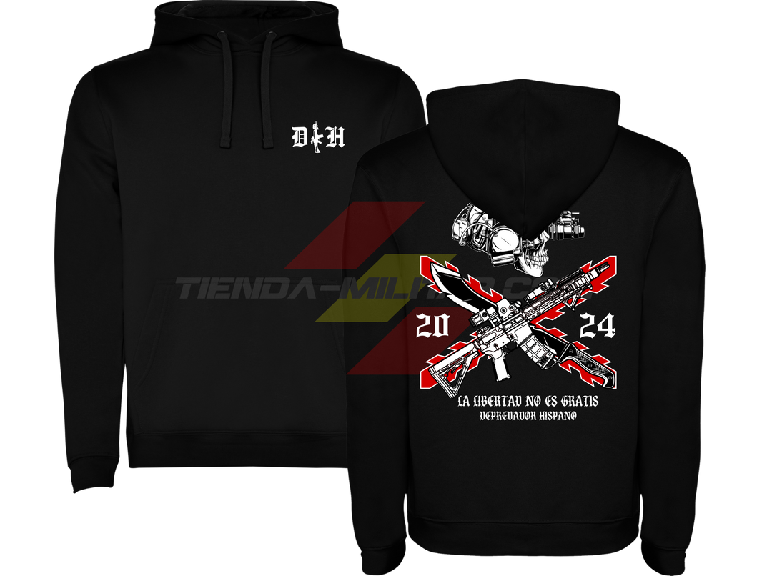 SUDADERA ALGODÓN PREMIUM en color NEGRO de Depredador Hispano.

En su parte DELANTERA las iniciales de Depredador Hispano y un fusil táctico en posición vertical.

En la parte TRASERA la bandera de la Cruz de Borgoña, casco y fusil táctico moderno y machete, y el lema de:
La Libertad No es Gratis.