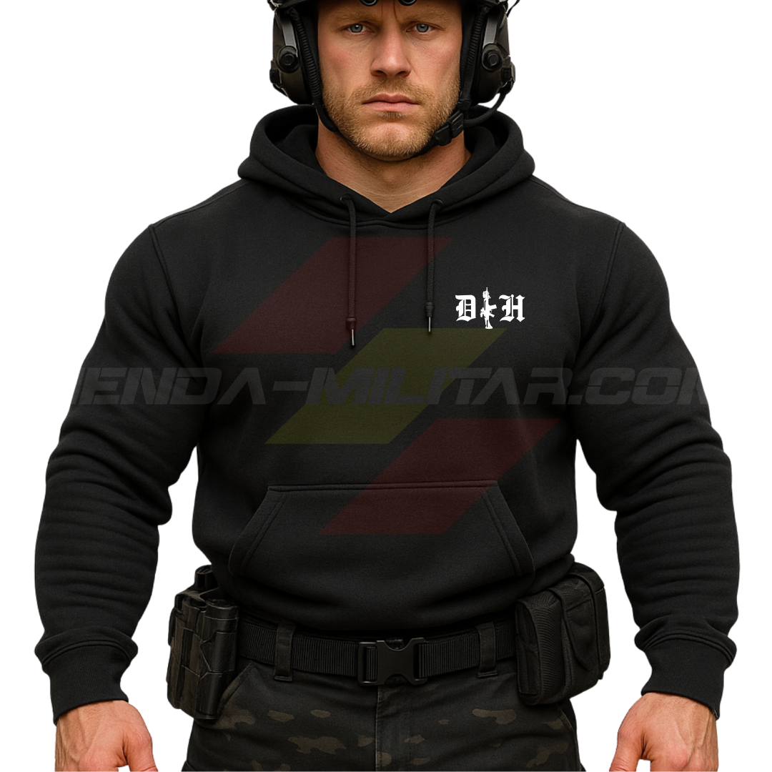 Parte DELANTERA de un Guerrero Hispano moderno con una sudadera hecha en ALGODÓN PREMIUM en color NEGRO y con las iniciales de Depredador Hispano y un fusil táctico en posición vertical.