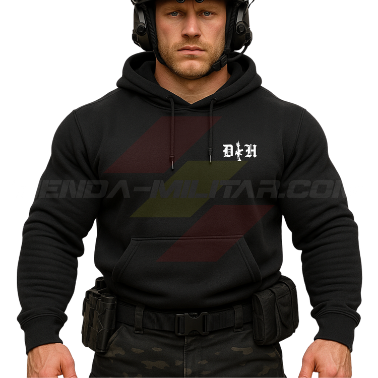 Parte DELANTERA de un Guerrero Hispano moderno con una sudadera hecha en ALGODÓN PREMIUM en color NEGRO y con las iniciales de Depredador Hispano y un fusil táctico en posición vertical.