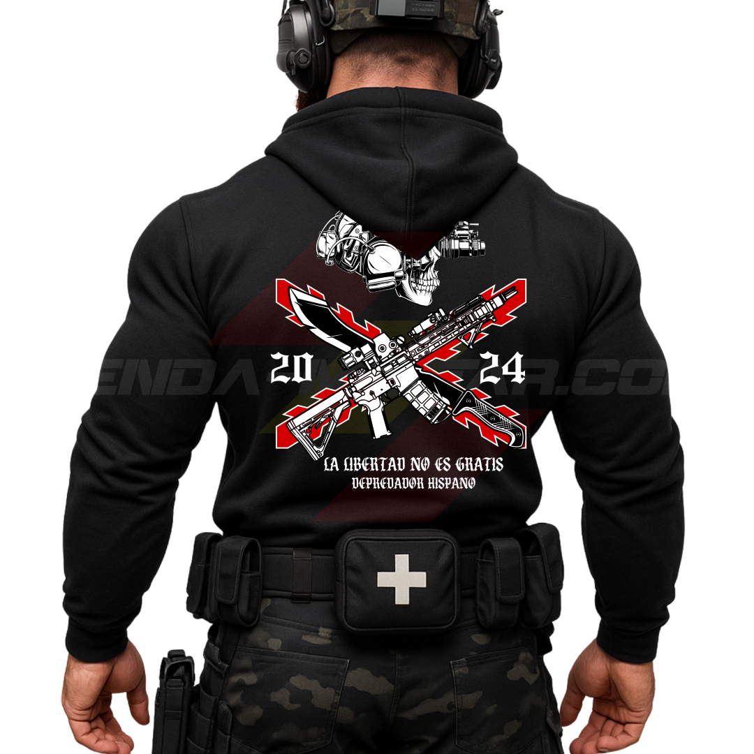 Parte TRASERA de un Guerrero Hispano moderno con una sudadera hecha en ALGODÓN PREMIUM en color NEGRO de Depredador Hispano con la bandera de la Cruz de Borgoña, casco y fusil táctico moderno y machete, La Libertad No es Gratis.