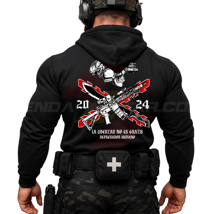 Parte TRASERA de un Guerrero Hispano moderno con una sudadera hecha en ALGODÓN PREMIUM en color NEGRO de Depredador Hispano con la bandera de la Cruz de Borgoña, casco y fusil táctico moderno y machete, La Libertad No es Gratis.