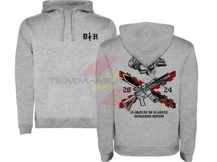 SUDADERA ALGODÓN PREMIUM en color GRIS VIGORE de Depredador Hispano.

En su parte DELANTERA las iniciales de Depredador Hispano y un fusil táctico en posición vertical.

En la parte TRASERA la bandera de la Cruz de Borgoña, casco y fusil táctico moderno y machete, y el lema de:
La Libertad No es Gratis.