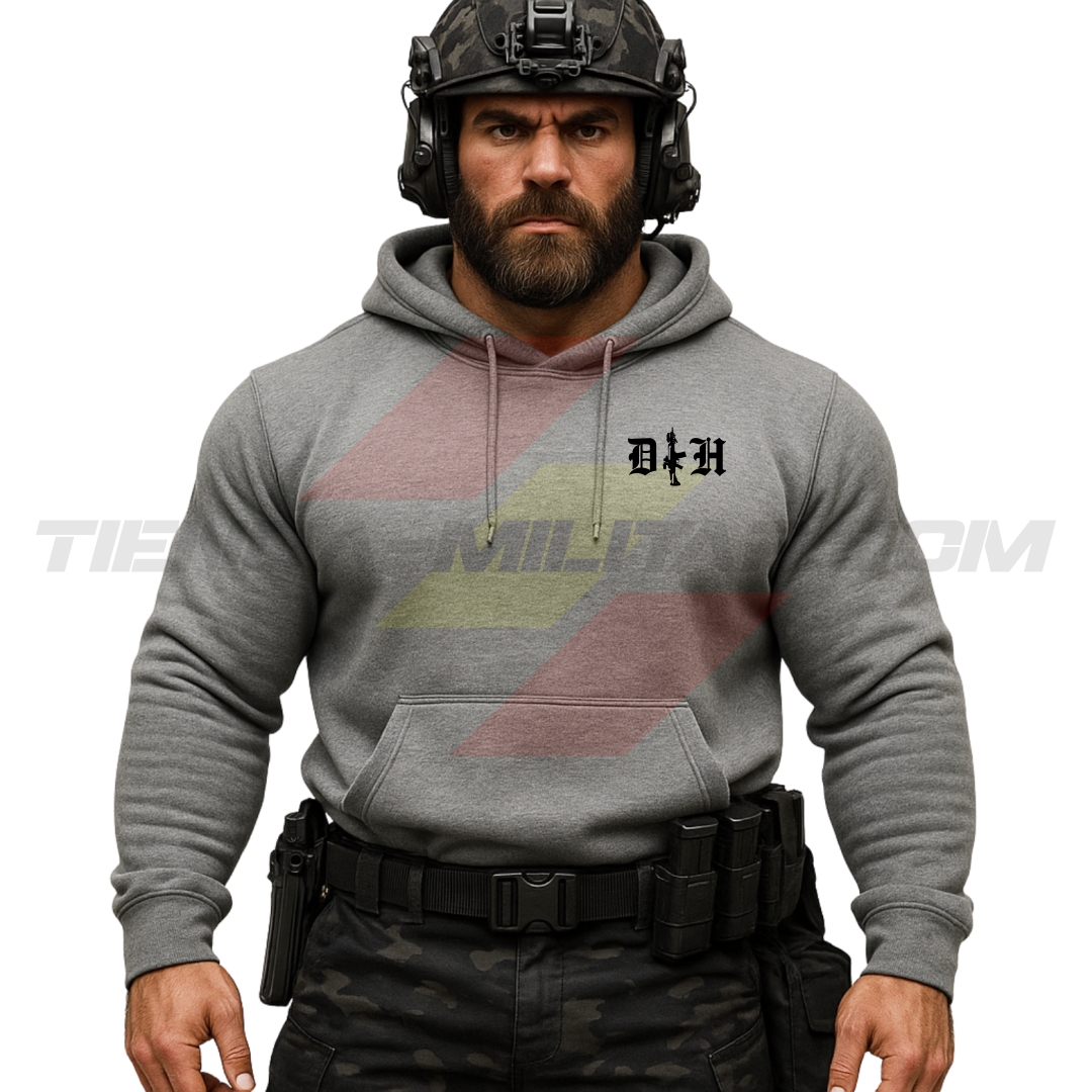 Parte DELANTERA de un Guerrero Hispano moderno con una sudadera hecha en ALGODÓN PREMIUM en color GRIS y con las iniciales de Depredador Hispano y un fusil táctico en posición vertical.