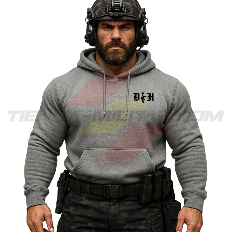 Parte DELANTERA de un Guerrero Hispano moderno con una sudadera hecha en ALGODÓN PREMIUM en color GRIS y con las iniciales de Depredador Hispano y un fusil táctico en posición vertical.