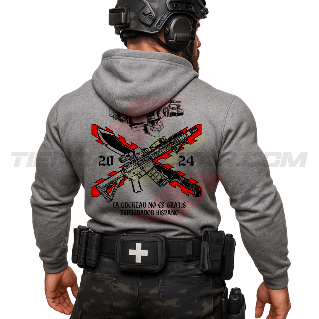 Parte TRASERA de un Guerrero Hispano moderno con una sudadera hecha en ALGODÓN PREMIUM en color GRIS de Depredador Hispano con la bandera de la Cruz de Borgoña, casco y fusil táctico moderno y machete, La Libertad No es Gratis.