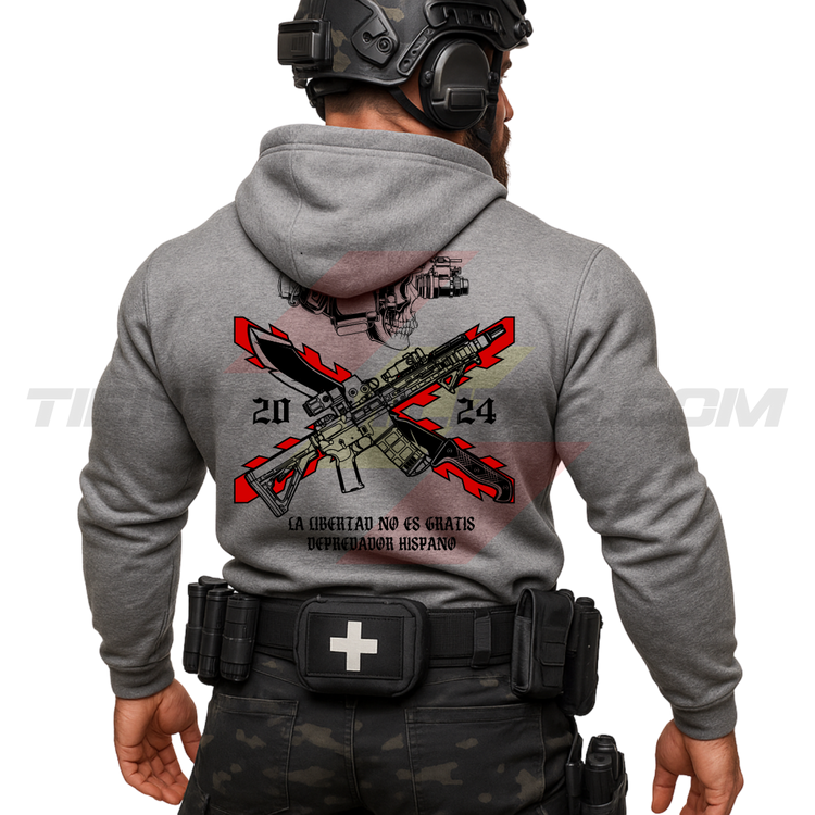 Parte TRASERA de un Guerrero Hispano moderno con una sudadera hecha en ALGODÓN PREMIUM en color GRIS de Depredador Hispano con la bandera de la Cruz de Borgoña, casco y fusil táctico moderno y machete, La Libertad No es Gratis.