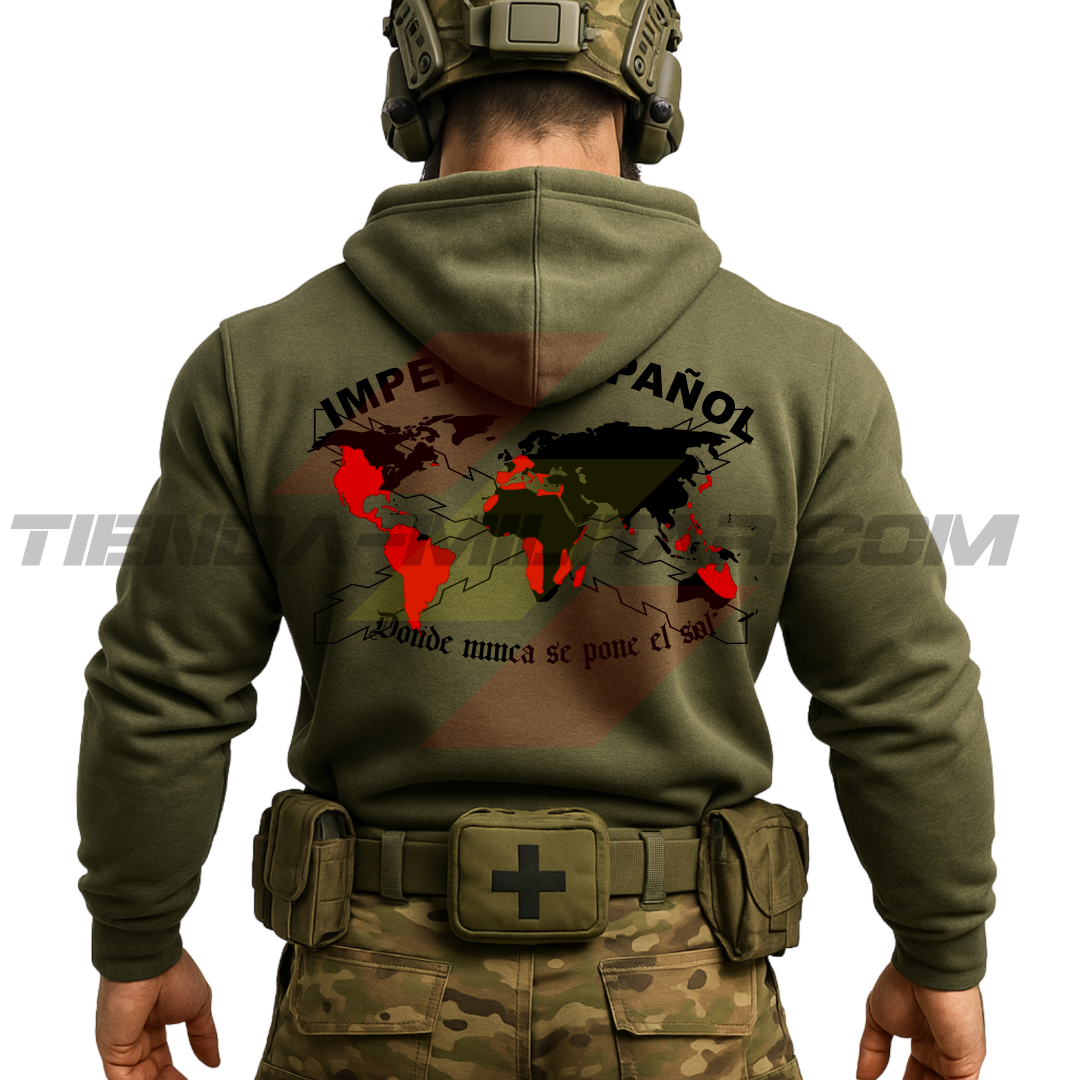 Parte TRASERA de un Guerrero Hispano moderno con una sudadera hecha en ALGODÓN PREMIUM en color VERDE MILITAR de Depredador Hispano con la bandera de la Cruz de Borgoña, casco y fusil táctico moderno y machete, La Libertad No es Gratis.