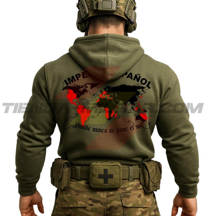 Parte TRASERA de un Guerrero Hispano moderno con una sudadera hecha en ALGODÓN PREMIUM en color VERDE MILITAR de Depredador Hispano con la bandera de la Cruz de Borgoña, casco y fusil táctico moderno y machete, La Libertad No es Gratis.