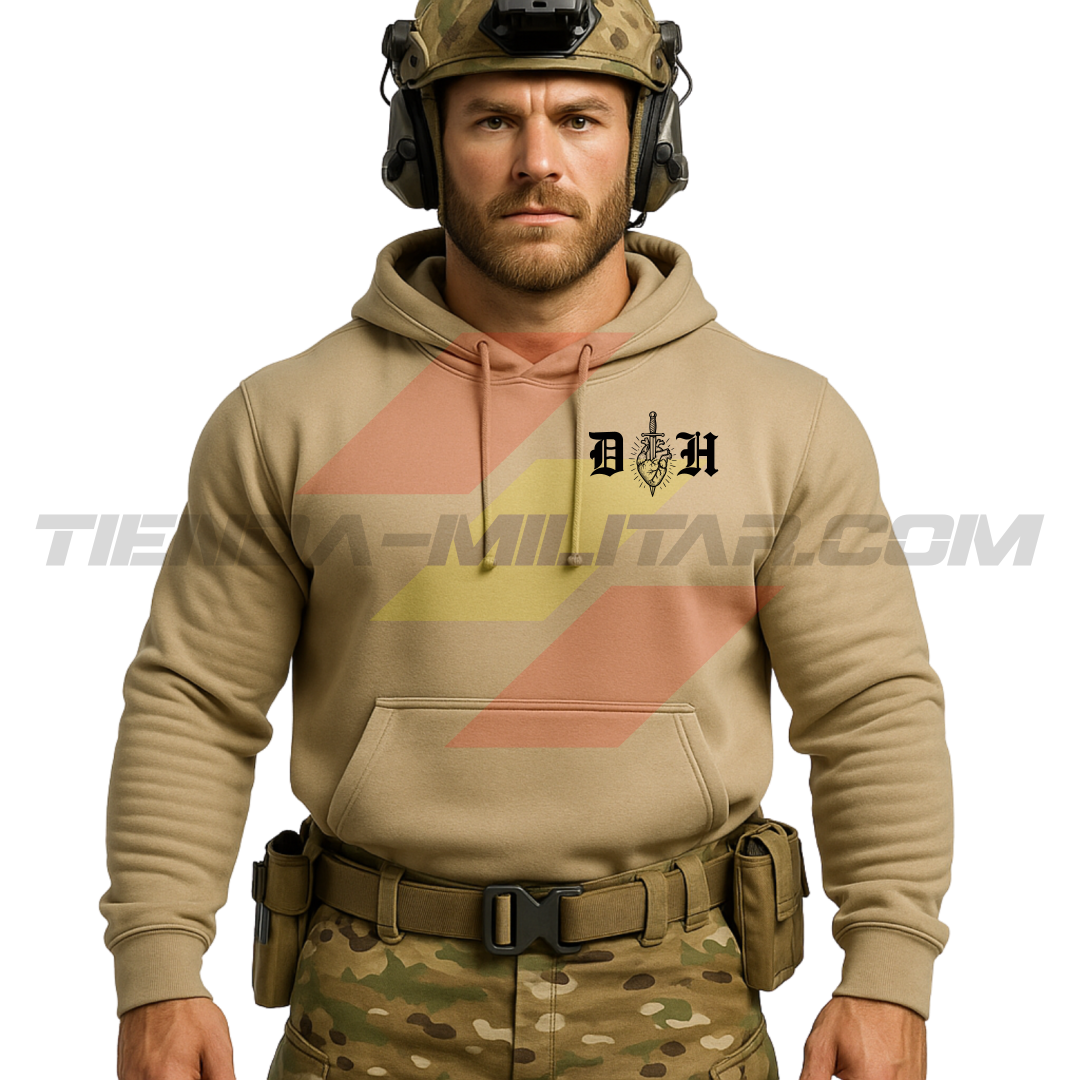 Parte DELANTERA de un Guerrero Hispano moderno con casco y sudadera militar con capucha color ARENA y el emblema DH negro en el pecho.