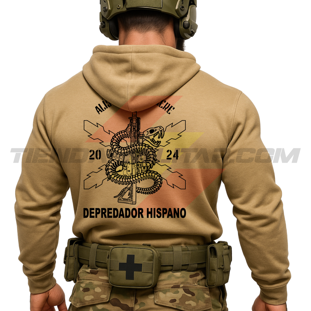 Parte TRASERA de un Guerrero Hispano moderno con sudadera militar color ARENA con serpiente enroscada en un fusil, la frase ALÍSTATE O MUERE y DEPREDADOR HISPANO en negro.