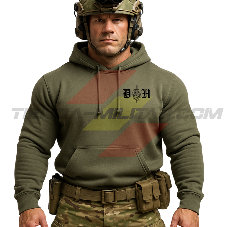 Parte DELANTERA de un Guerrero Hispano moderno con casco y sudadera militar con capucha VERDE MILITAR y el emblema DH negro en el pecho.
