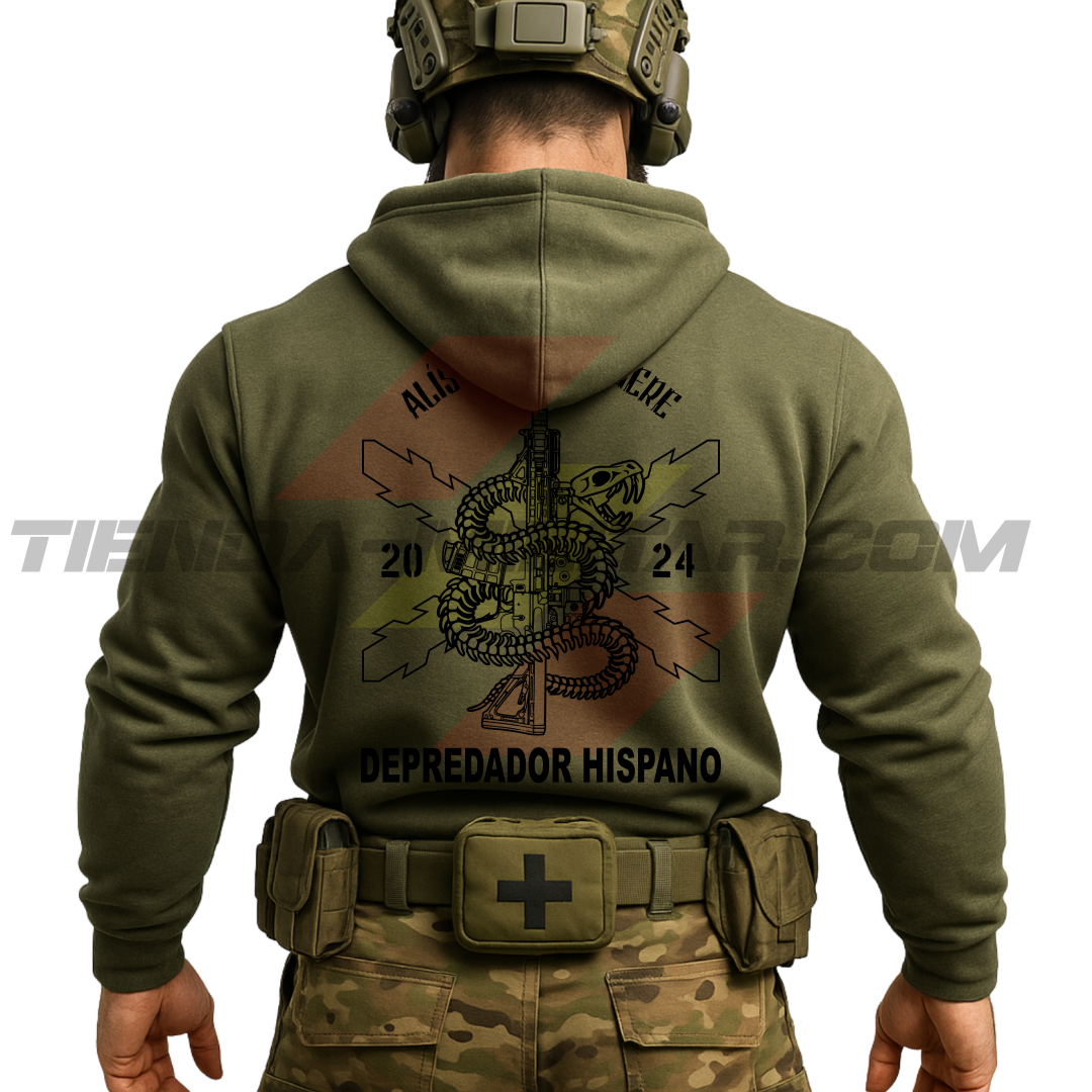Parte TRASERA de un Guerrero Hispano moderno con sudadera militar VERDE MILITAR con serpiente enroscada en un fusil, la frase ALÍSTATE O MUERE y DEPREDADOR HISPANO en negro.