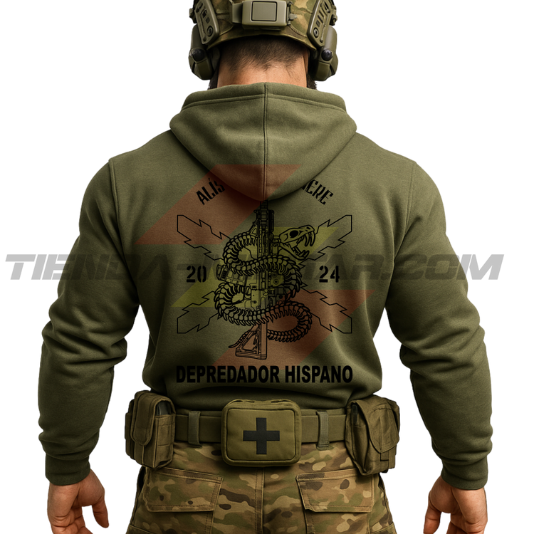 Parte TRASERA de un Guerrero Hispano moderno con sudadera militar VERDE MILITAR con serpiente enroscada en un fusil, la frase ALÍSTATE O MUERE y DEPREDADOR HISPANO en negro.