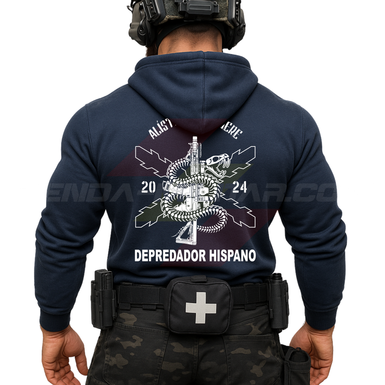 Parte TRASERA de un Guerrero Hispano moderno con sudadera militar AZUL MARINO con serpiente enroscada en un fusil, la frase ALÍSTATE O MUERE y DEPREDADOR HISPANO en blanco.