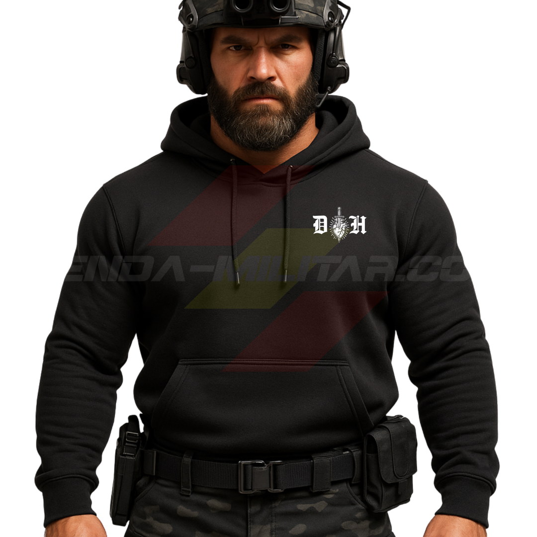 Parte DELANTERA de un Guerrero Hispano moderno con casco y sudadera militar NEGRA con capucha y el emblema DH blanco en el pecho.