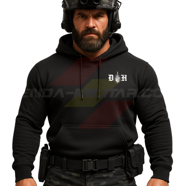 Parte DELANTERA de un Guerrero Hispano moderno con casco y sudadera militar NEGRA con capucha y el emblema DH blanco en el pecho.