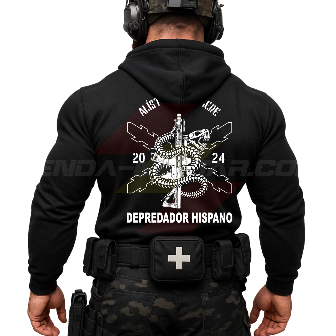 Parte TRASERA de un Guerrero Hispano moderno con sudadera militar NEGRA con serpiente enroscada en un fusil, la frase ALÍSTATE O MUERE y DEPREDADOR HISPANO en blanco.