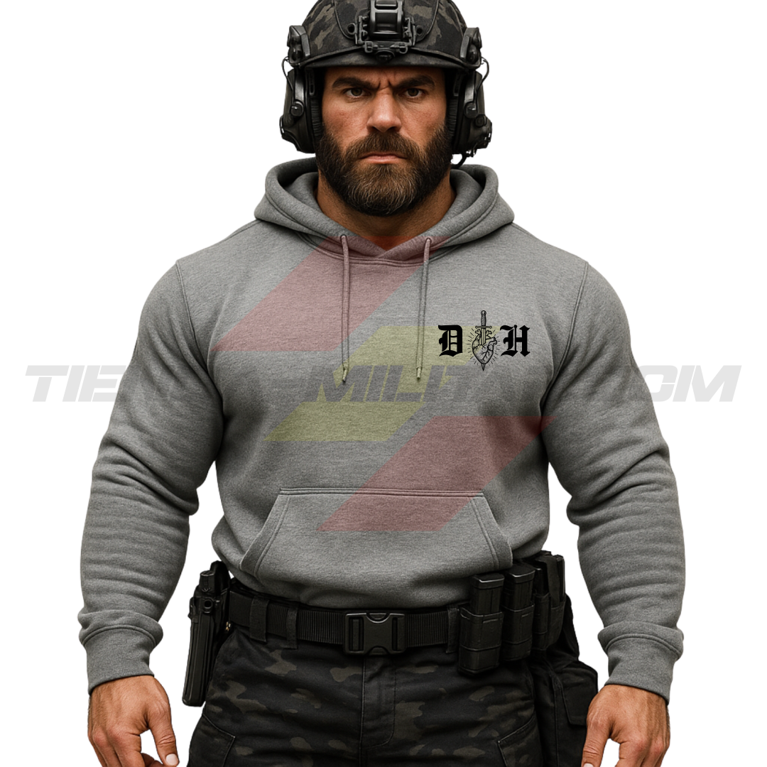 Parte DELANTERA de un Guerrero Hispano moderno con casco y sudadera militar con capucha GRIS VIGORE y el emblema DH negro en el pecho.
