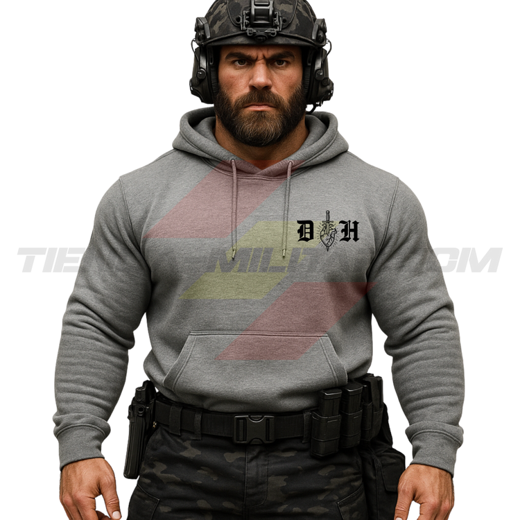 Parte DELANTERA de un Guerrero Hispano moderno con casco y sudadera militar con capucha GRIS VIGORE y el emblema DH negro en el pecho.