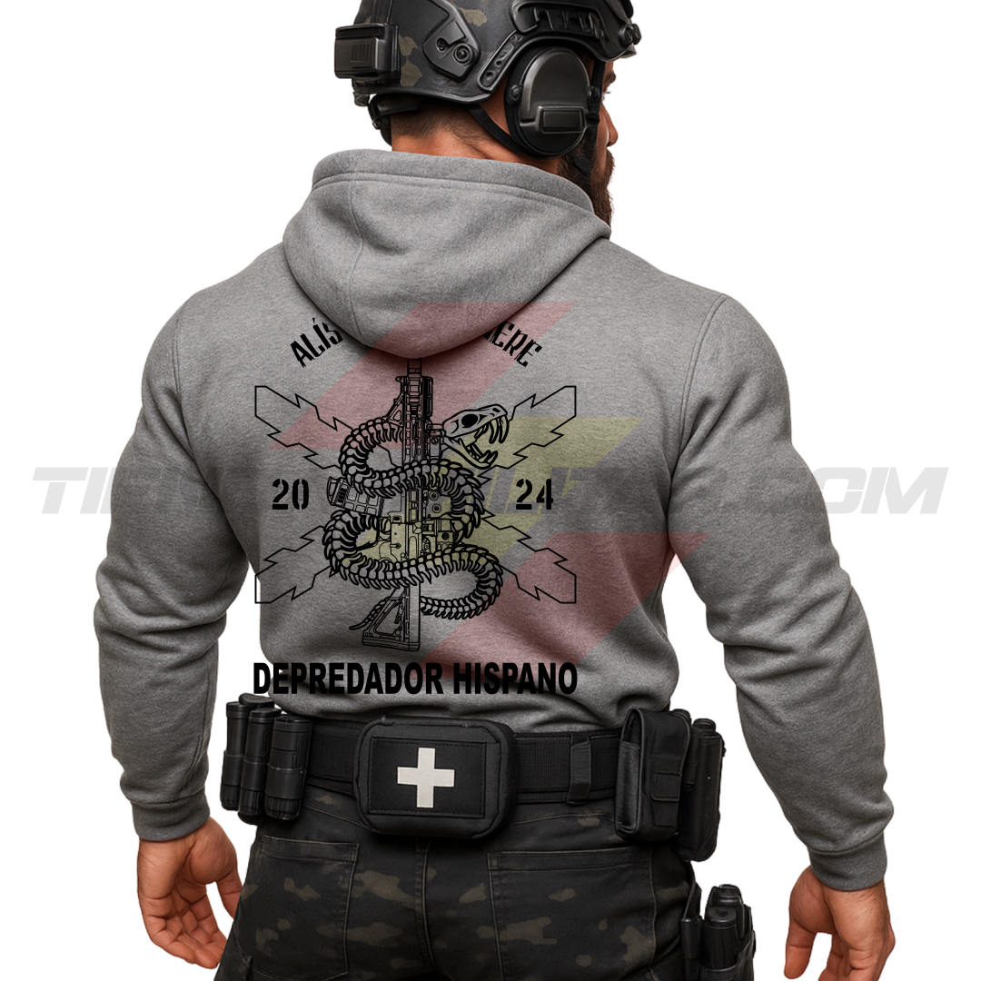 Parte TRASERA de un Guerrero Hispano moderno con sudadera militar GRIS VIGORE con serpiente enroscada en un fusil, la frase ALÍSTATE O MUERE y DEPREDADOR HISPANO en negro.