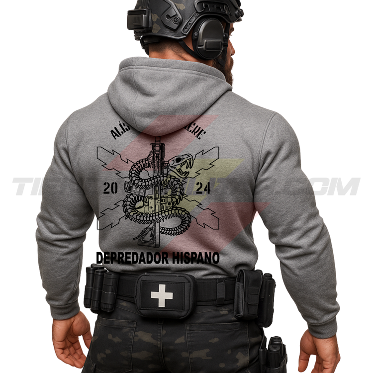 Parte TRASERA de un Guerrero Hispano moderno con sudadera militar GRIS VIGORE con serpiente enroscada en un fusil, la frase ALÍSTATE O MUERE y DEPREDADOR HISPANO en negro.