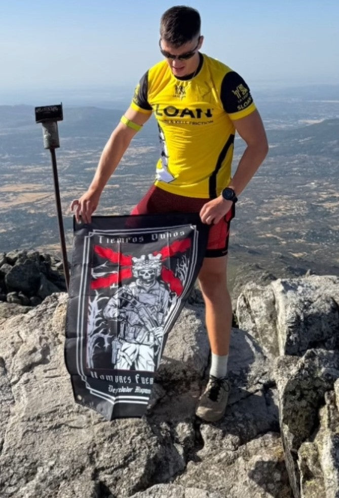 Cliente con la Bandera Tiempos Duros Hombres Fuertes de Depredador Hispano en la cima de una montaña.