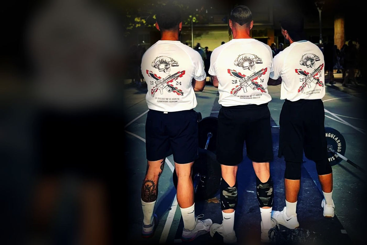 Tres compañeros con la camiseta Depredador Hispano La Libertad No Es Gratis