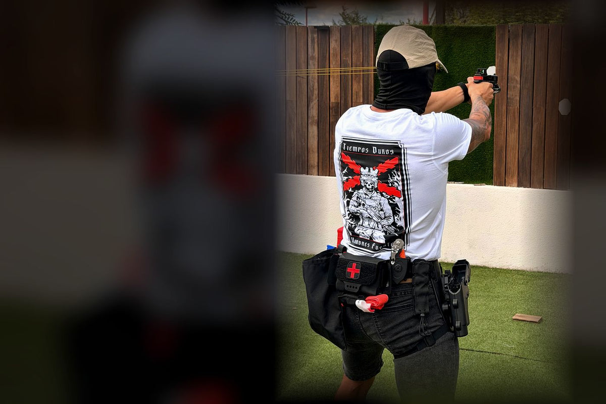 Camiseta Depredador Hispano Tiempos Duros Hombres Fuertes en entrenamiento de tiro
